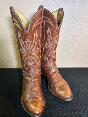 TONY LAMA Mens Leather Boots Style 6719. Chestnut Brown w/Cream Stitching. 9 D